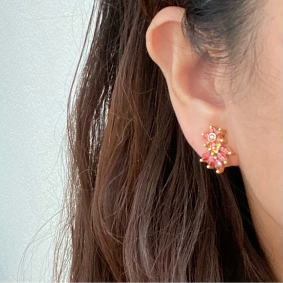 Unsigned Marquise CZ Gold-tone Flower Stud Earrings 4.8g - Picture 2 of 15